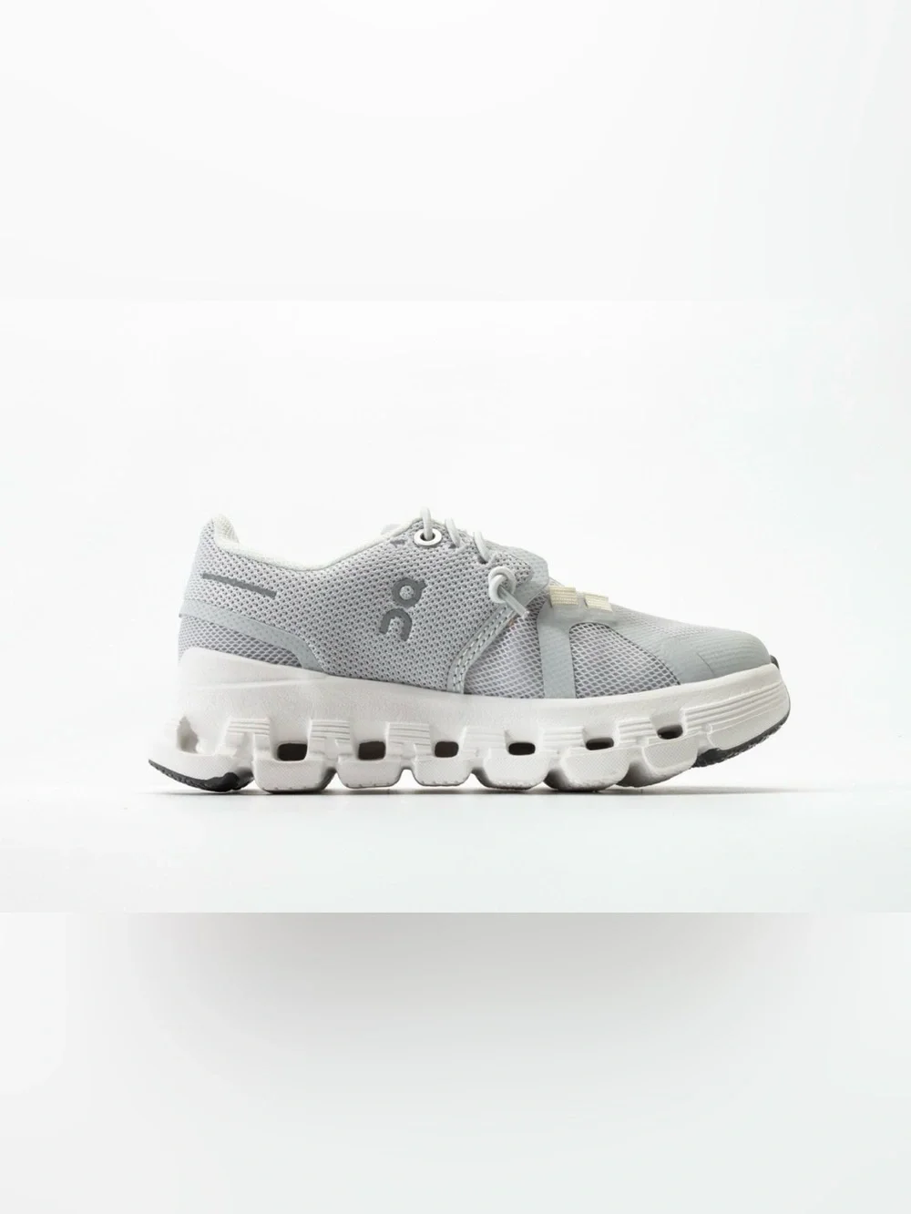 On Running Kids Cloud Mesh Sneaker in Light Gray& White (SIZE 12.5C) - Picture 4 of 6